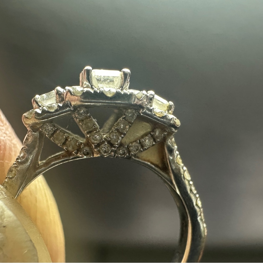 One lady’s 14 karat white gold 3-stone engagement ring. - Picture 2 of 4